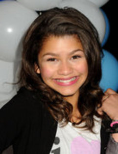 40484254_DRTZLETKE - zendaya coleman-rocky blue