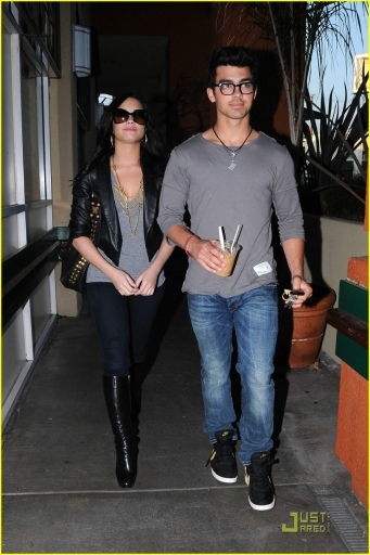 normal_LRG034 - JOE and demi-Out at Erewhon Natural Foods Market in LA-I HATE THESE PHOTOS