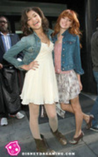 40524738_JTFLNIMPZ - bella and zendaya