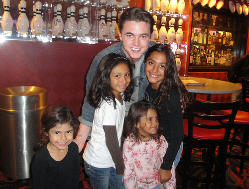 Jesse McCartney and Alyssa, Brianna, Annalise and Emma. They didnt have a camera so I took a picture