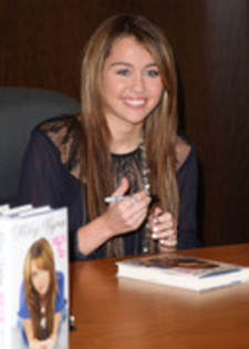 15821183_IIOWXBIWW - Miley Cyrus Miles To Go Book Signing
