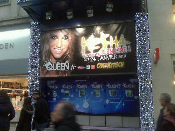 My giant face on the champs de elysees!!! hollerr - 0 0 Hey Guys_Here is Kesha