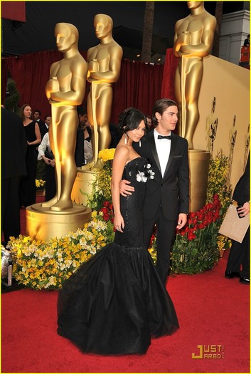 zac-efron-vanessa-hudgens-2009-oscars-01