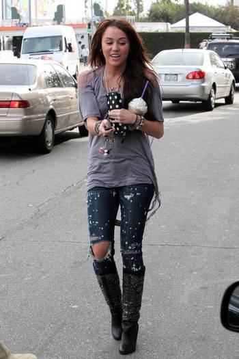 miley-cyrus_COM_CoffeeBean_9Jan2010_039