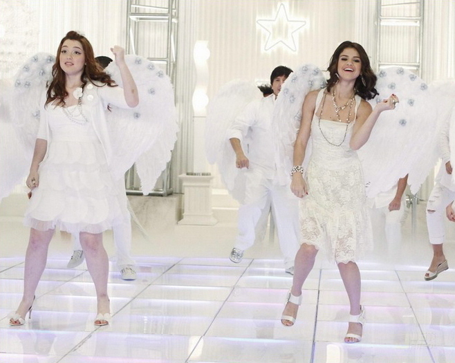 Wizards-Of-Waverly-Place-Season-4-Promotional-Stills-Dancing-With-Angels-selena-gomez-19048684-691-5
