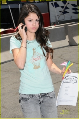 normal_selena-gomez-phones-home-01