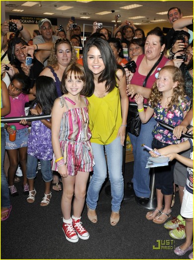 selena-gomez-joey-king-borders-08