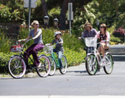 LURQEZGXREBXEUNNFUH - Miley Cyrus Family Bike Ride