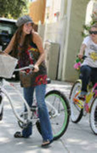 24866537_SYEZDHRHO - x Emily si Miley cu bicicleta