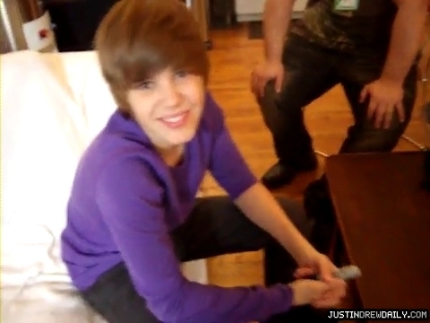 JUSTIN-BIEBER-quick-interview-before-TEEN-DREAM-mag-shoot-10-12[www_savevid_com]_mp4_000001590