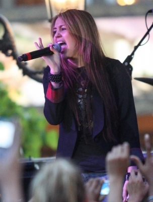 Miley Cyrus (3) - 0 Miley Cyrus-Mitchel Mussos Free Concert at The Grove 0