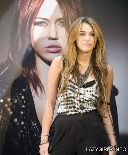 miley_cyrus_photocall_in_madrid_30_05_2010_EXVfIXo.sized - All pics with Miley