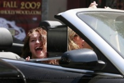 OWDYJTTCXIVWQGIKBAK - Miley and her mother drive to Hollywood