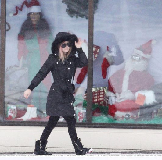 Avril-and-Brody-Christmas-shopping-at-Kingston-Ontario-avril-lavigne-17817498-800-791