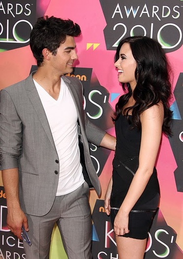 joe_jonas_demi_lovato_kca_2010_sweet_jpg - Demi Lovato Attends 2010 Kids Choice Awards