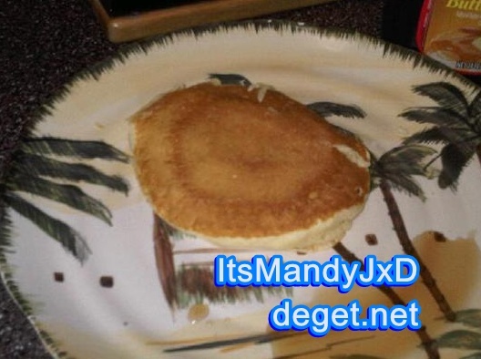 Couldn\'t decide what to eat so made pancakes at 11pm 4 nichole & I haha ! I\'ve never made them b4! - Proofs 003