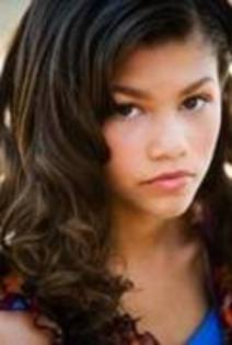 40484277_EMOSZOKLT - zendaya coleman-rocky blue