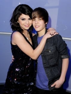 109373_selena-gomez-and-justin-bieber-pose-backstage-dick-clarks-new-years-rockin-eve-with-ryan-seac