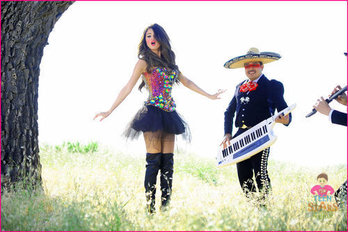 Selena-Gomez-Love-You-Like-A-Love-Song-VIDEO-SHOOT-PICS-11_large_large