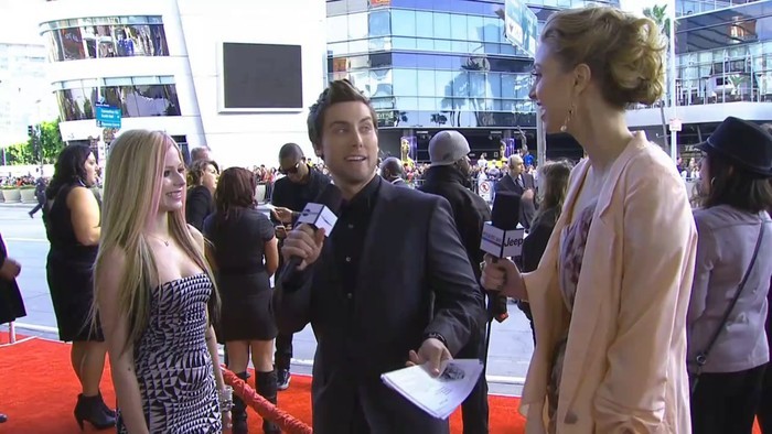 bscap0006 - 2010 - American Music Awards - Red Carpet Interview 01 - Captures by me