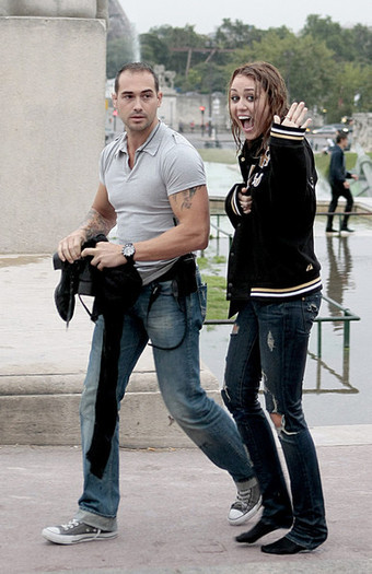 Filming LOL in Paris. xD (66)