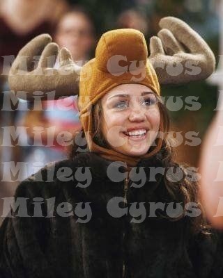 Miley Cyrus - On The Set Of Hannah Montana (8)