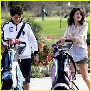 selena-gomez-nick-jonas-golf