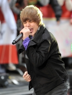 107610_justin-bieber-rocks-the-house-on-nbcs-today-show-on-october-12-2009