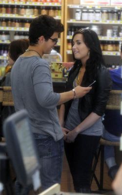 Demi and Joe at a local Grocery Store (1)