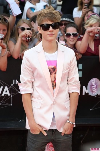 justinbiebermmva2011redcarpet-e11