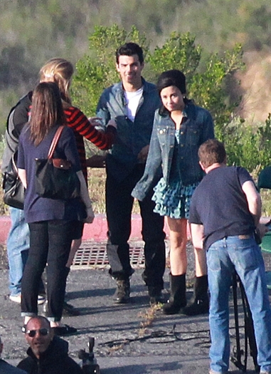 normal_JW_JoeDemivideoshootl0410_HQ-013 - JOE and Demi-at a videoshoot in the outskirts of LA