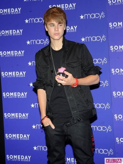 Justin-Bieber-attacked-Macys-Fragrance-Event-in-NYC-3-435x580