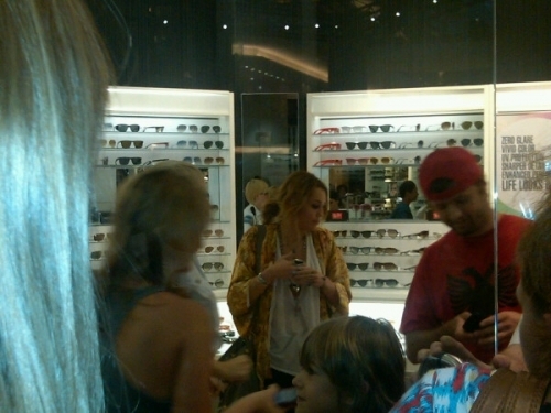 at somerset mall in detroid (1) - miley cyrus at somerset mall in detroid