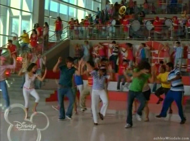 ashleyMtisdale_com-highschoolmusical2-whattimeisit-601