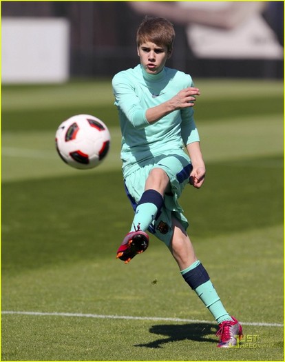 justin-bieber-barcelona-soccer-01