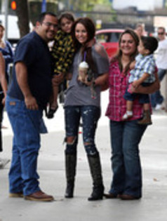 17021748_FTIVXEOHZ - Miley Cyrus Grabs a Coffee