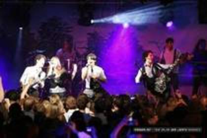 YKPTBESCNLWUXTWGLBE - camp rock european premier concert