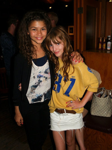 On-Set-With-Bella-And-Zendaya-shake-it-up-16637976-540-720[1]