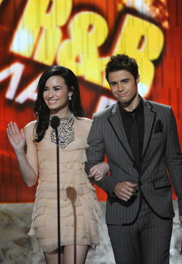 Demi-2009-American-Music-Awards-demi-lovato-9163796-410-594 - Demi Lovato at American Music Awards