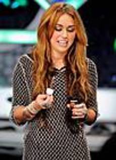 Miley-Cyrus_COM_ElHormiguero_31May2010_01