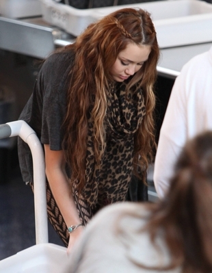 normal_05845_Preppie_Miley_Cyrus_at_LAX_Airport_12_122_12lo