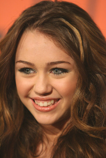 miley-cyrus_dot_com-vh1bigin06-2006dec12_34_