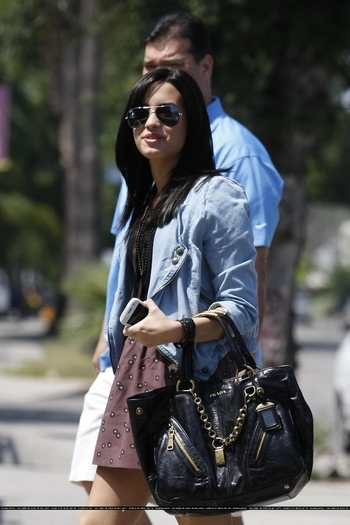 17559675_JIQFRYCUV - Arriving to a recording studio in North Hollywood