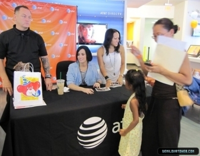 normal_2 - 07-24-09 ATT Store Signing in Oakbrook Terracex