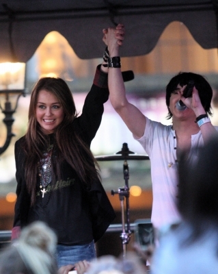 Miley Cyrus (7) - 0 Miley Cyrus-Mitchel Mussos Free Concert at The Grove 0