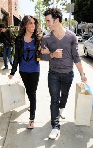 normal_MQ004 - Kevin and Danielle-Out shopping in Beverly Hills