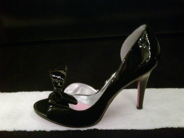 Love the Black Bow on these Patent Leather Pumps :)
