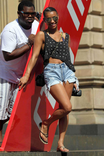 melody-thorton-ashley-roberts-pussycat-dolls-jt-urban-outfitters-jeans-cut-off-shorts-JT1