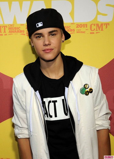 JustinBieber-CMTAwards-RedCarpet-03