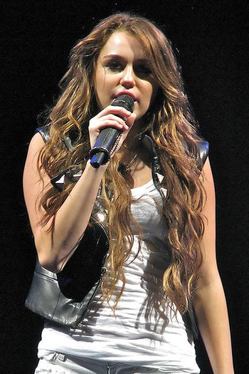 399px-Miley_Cyrus_-_Wonder_World_Tour_5_cropped